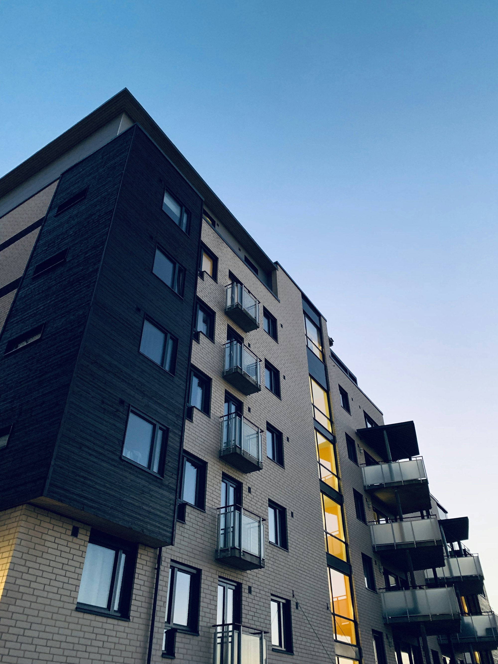 Moderni skandinaavinen kerrostalo iltavalaistuksessa